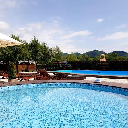 Casa Tomsa Bed & Breakfast Rozavlea Bagian luar foto