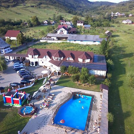 Casa Tomsa Bed & Breakfast Rozavlea Bagian luar foto