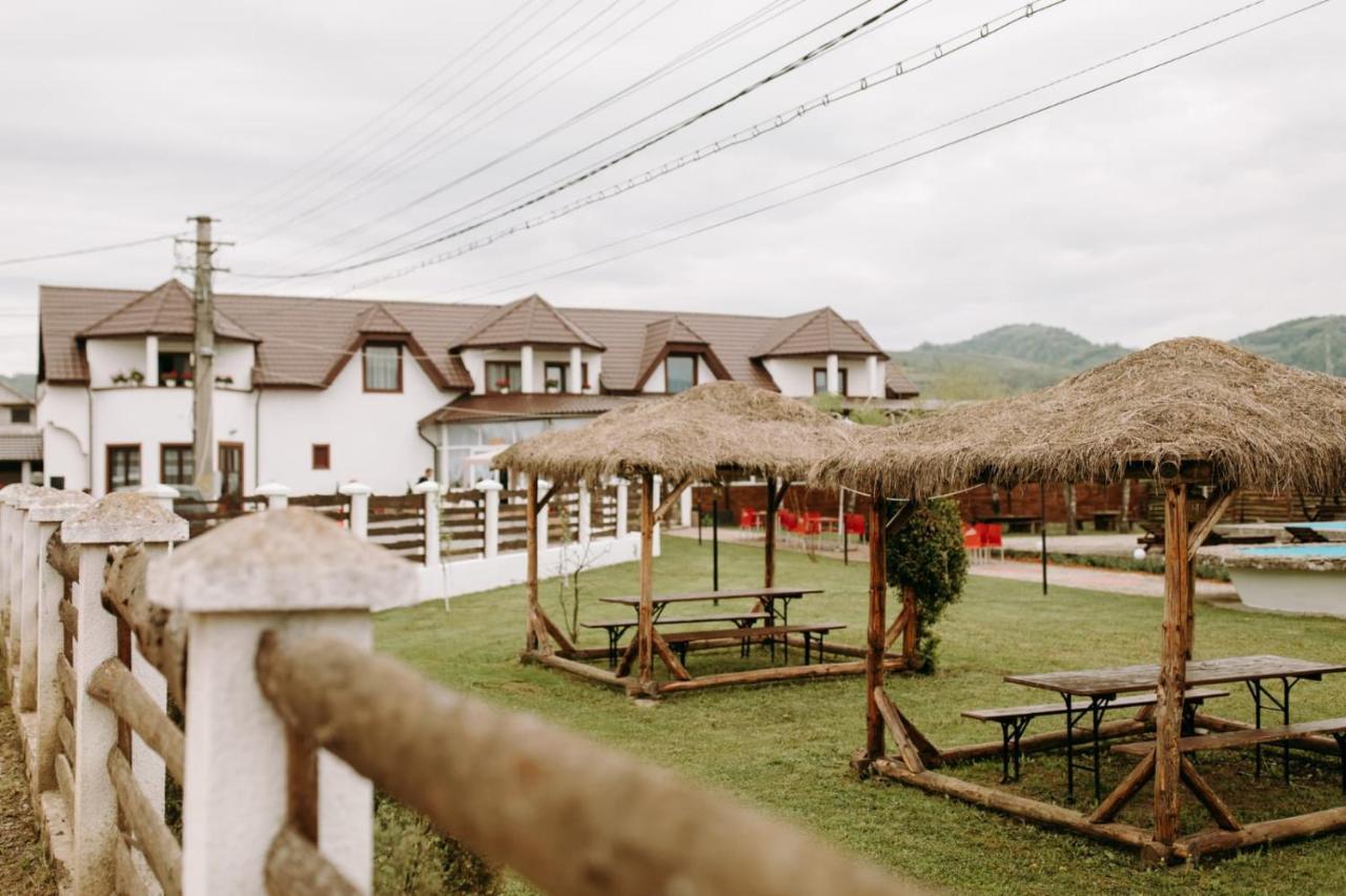 Casa Tomsa Bed & Breakfast Rozavlea Bagian luar foto