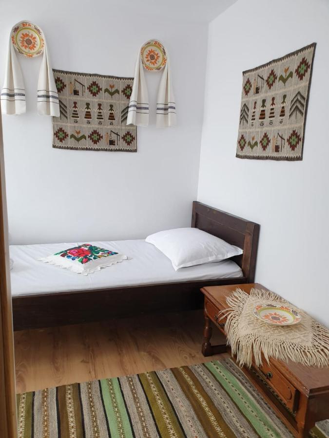 Casa Tomsa Bed & Breakfast Rozavlea Bagian luar foto