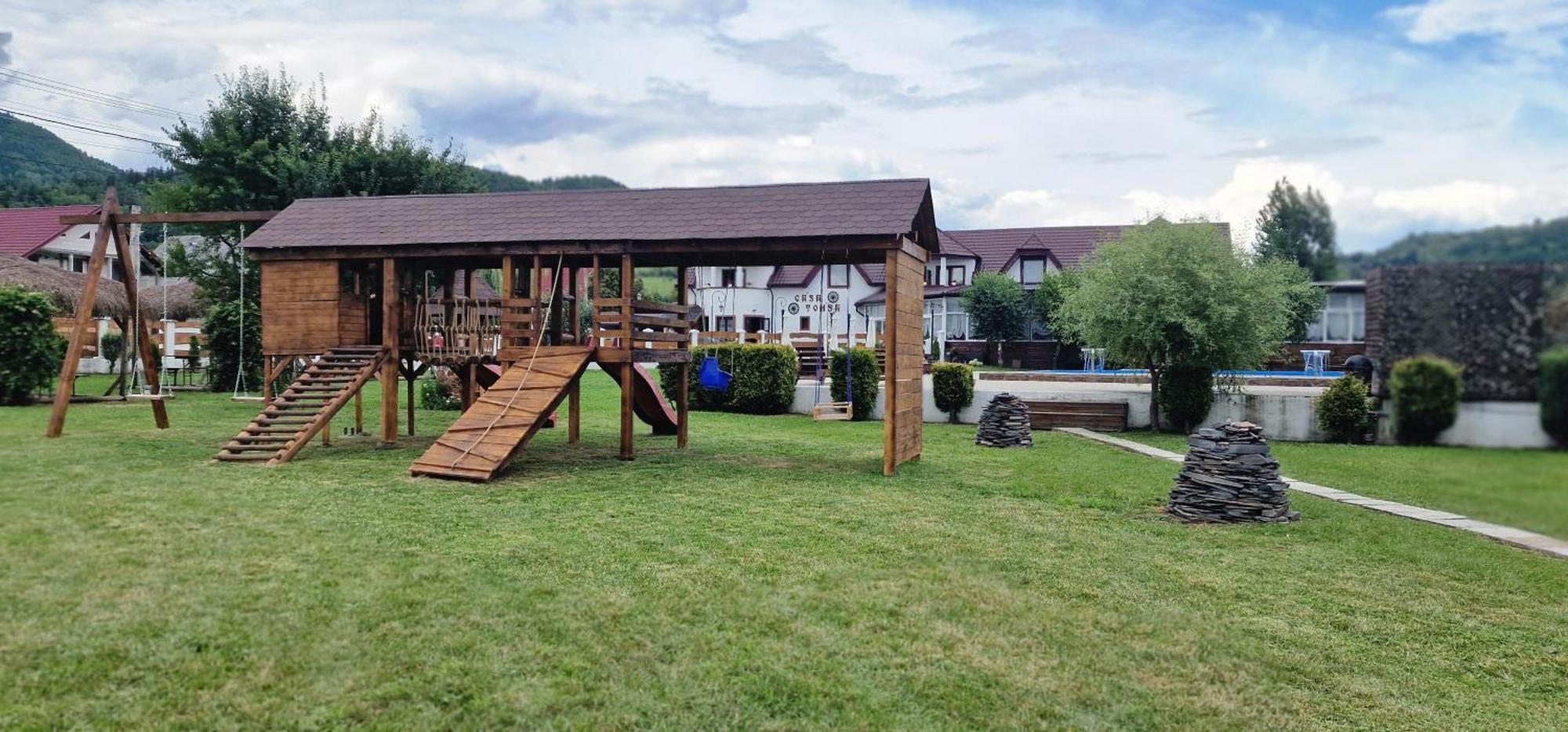 Casa Tomsa Bed & Breakfast Rozavlea Bagian luar foto