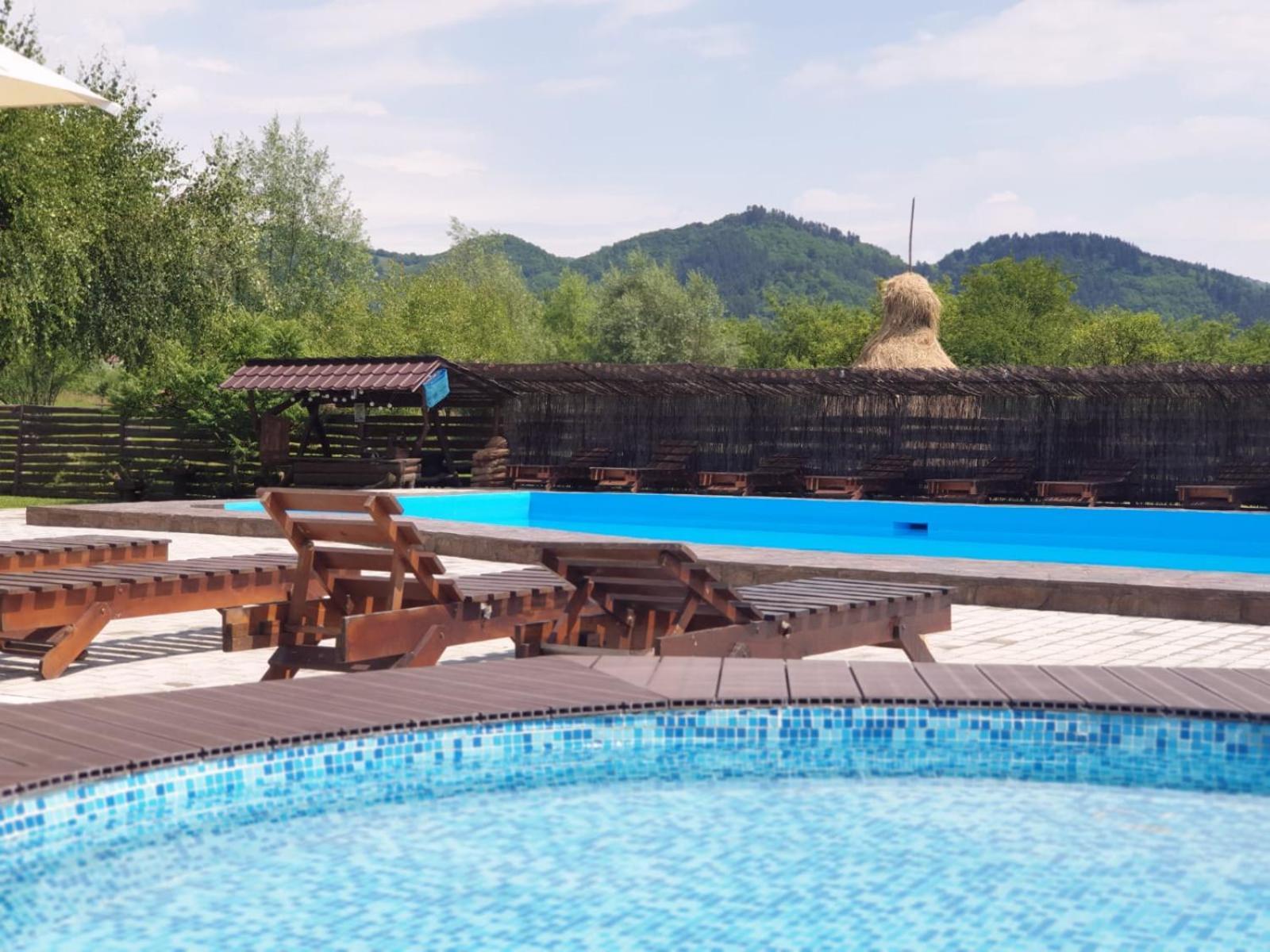Casa Tomsa Bed & Breakfast Rozavlea Bagian luar foto