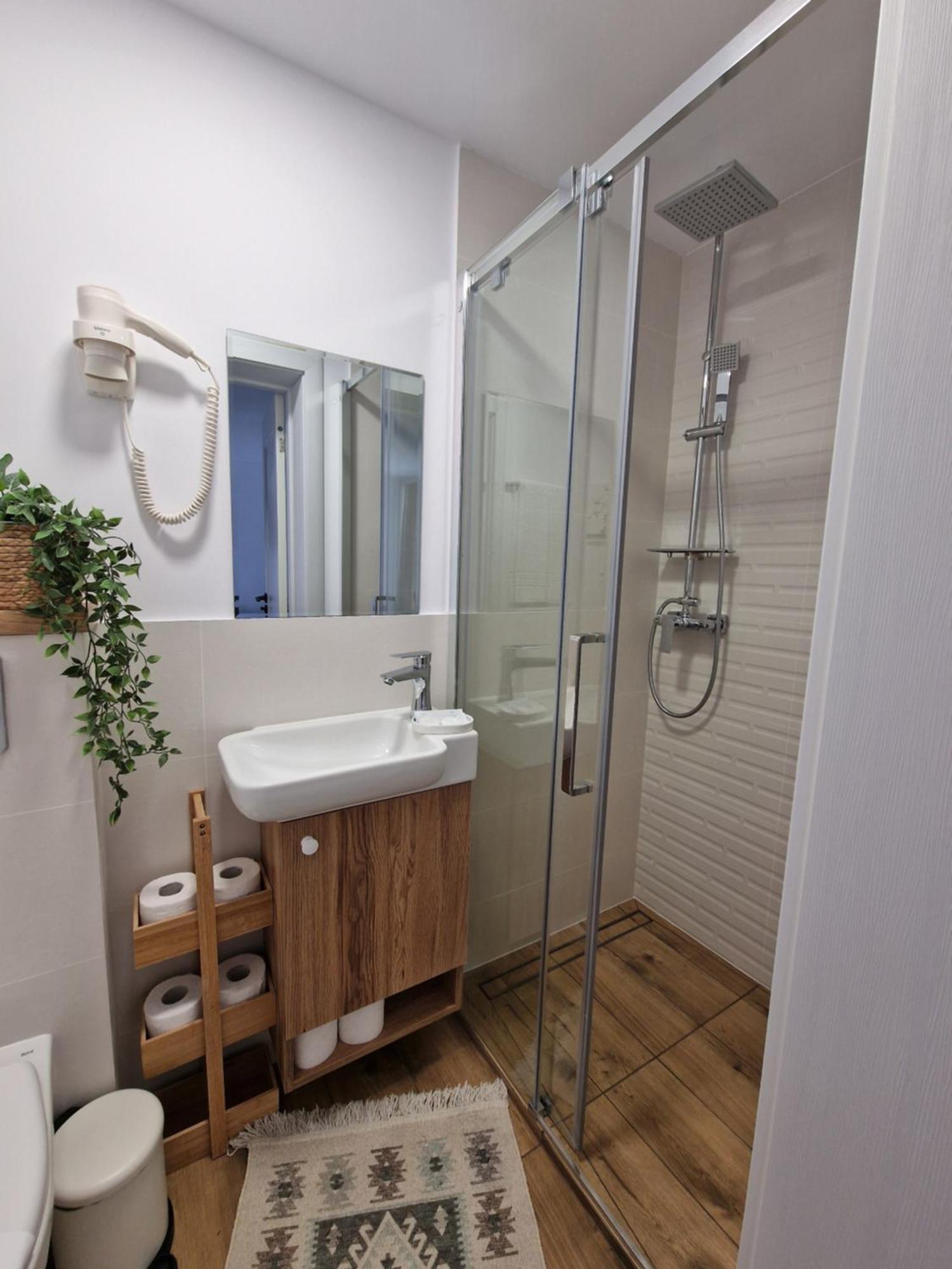 Casa Tomsa Bed & Breakfast Rozavlea Bagian luar foto