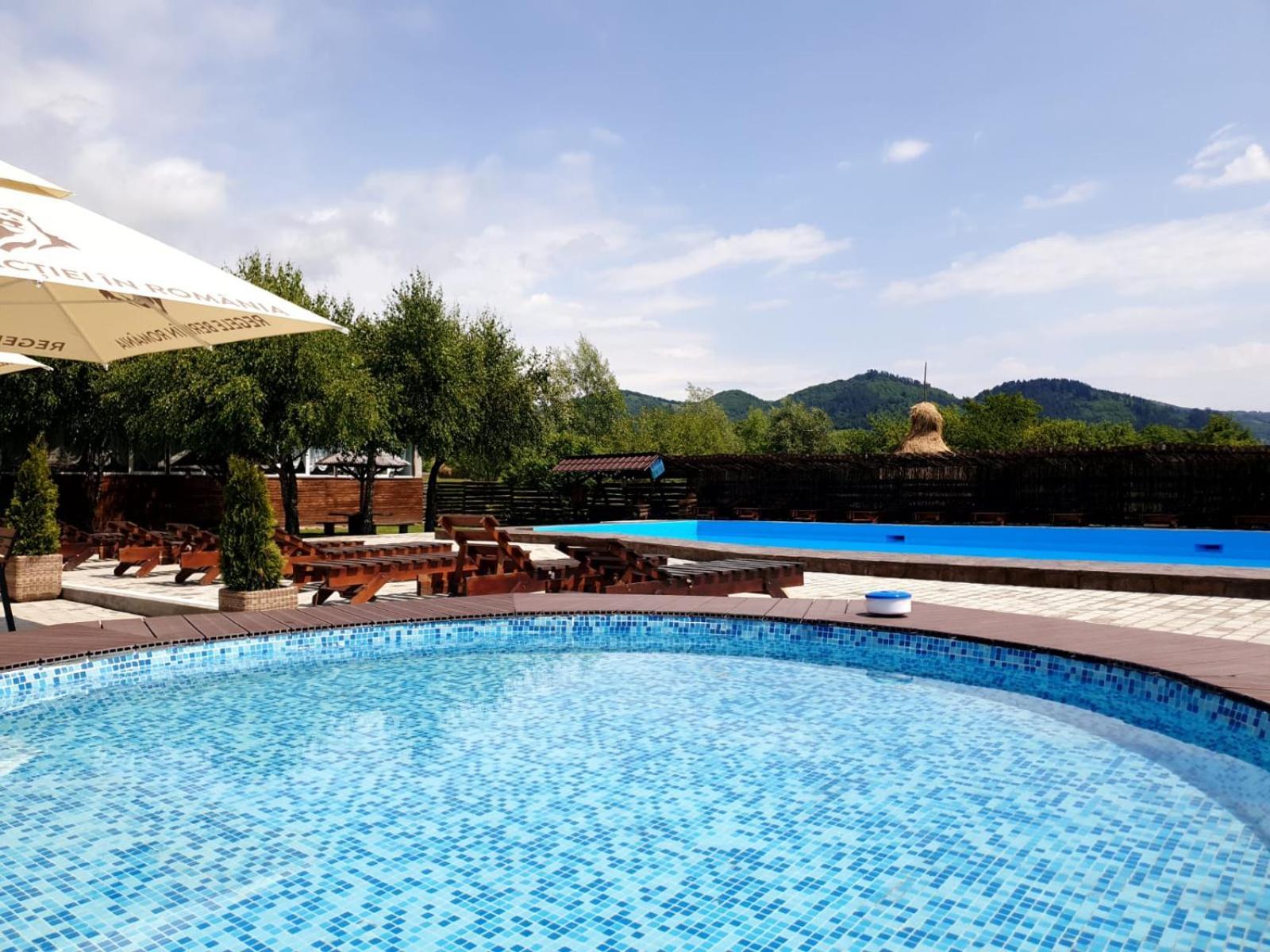 Casa Tomsa Bed & Breakfast Rozavlea Bagian luar foto