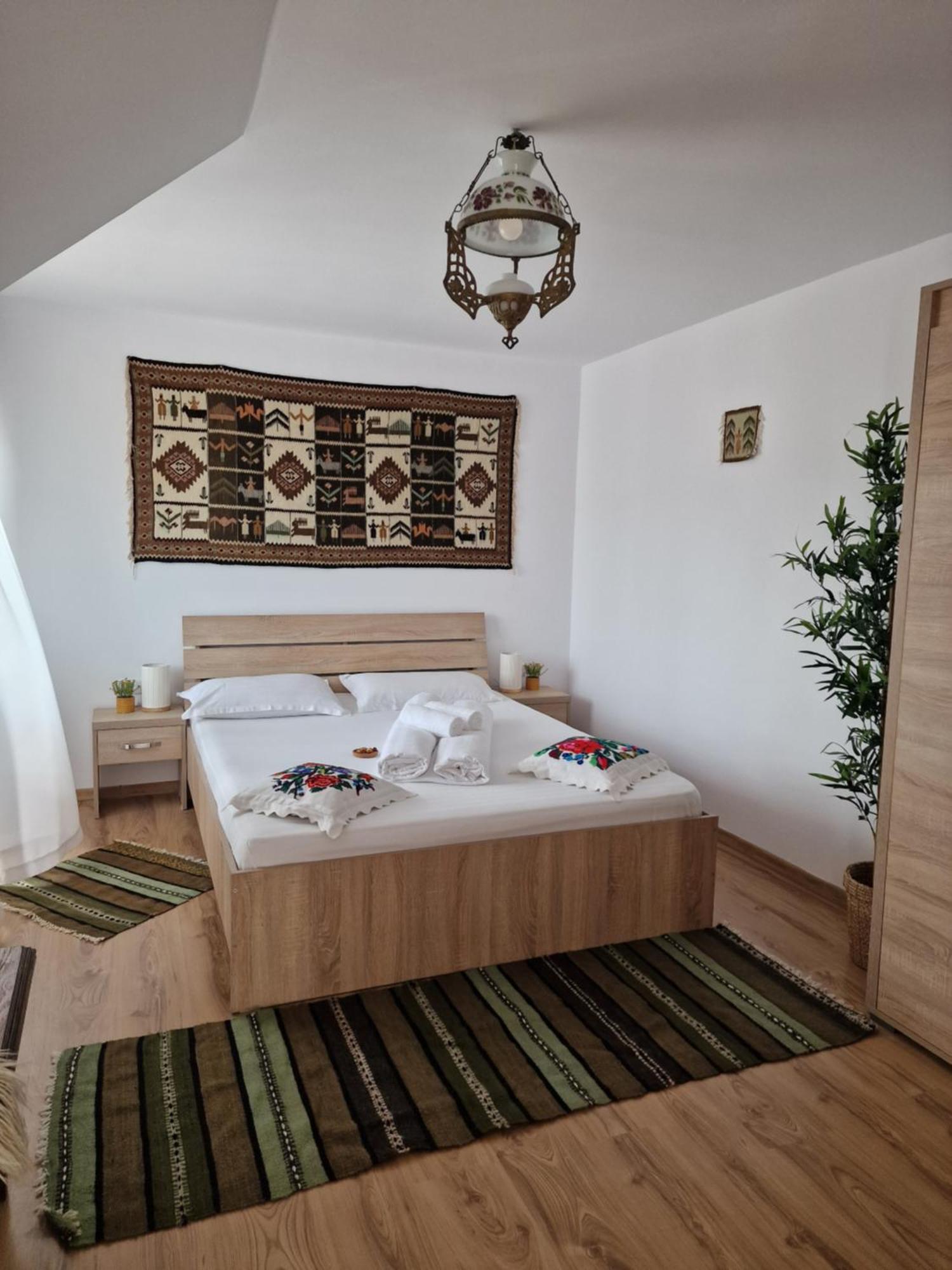 Casa Tomsa Bed & Breakfast Rozavlea Bagian luar foto